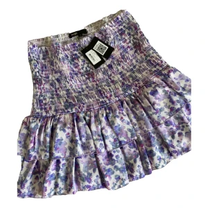 Maje volangkjol  - Så drömmig kjol! Från maje köpt för ca 3000kr. Första bild lånad. Som ny 