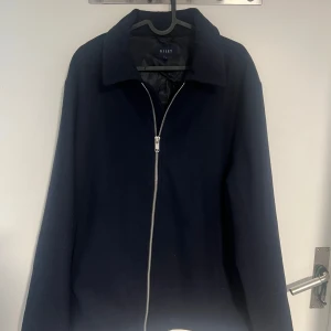 Jacka/overshirt - Skön jacka/overshirt som inte riktigt passade mig. Knappt använd, köpt för 1700. 