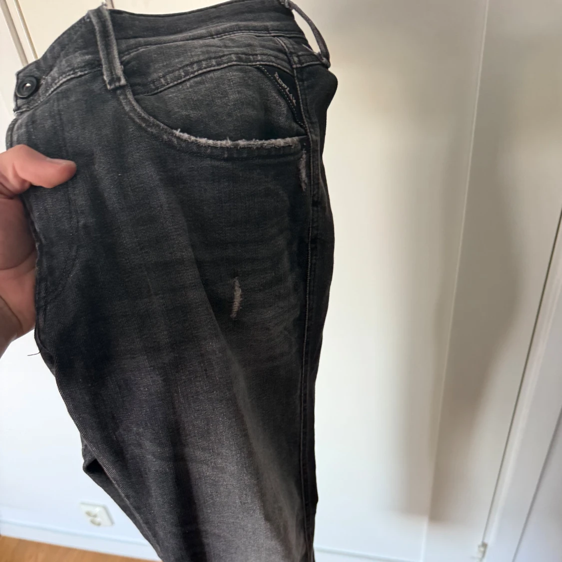 Mörkgrå jeansbyxor - 1