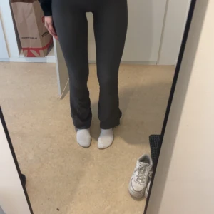 Yogpants tränings material  - Säljer mina gråa ribbade yogapants i tränings material sköna till att ha till vardags med använda 2 ggr storlek Xs 