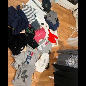 T-shirtpaket med märken som Adidas, FILA och Kenzo - Pris och paket pris kan diskuteras🤝 Skickas med spårbar frakt via prostnord📦  Mvh Alex  