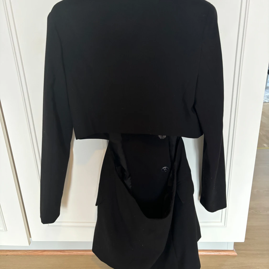 Svart kavajklänning med cut out-detalj - 3