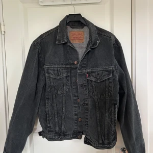 Svart jeansjacka från Levi's - Klassisk svart jeansjacka från Levi's. Oversize på mig som är en S i vanliga fall