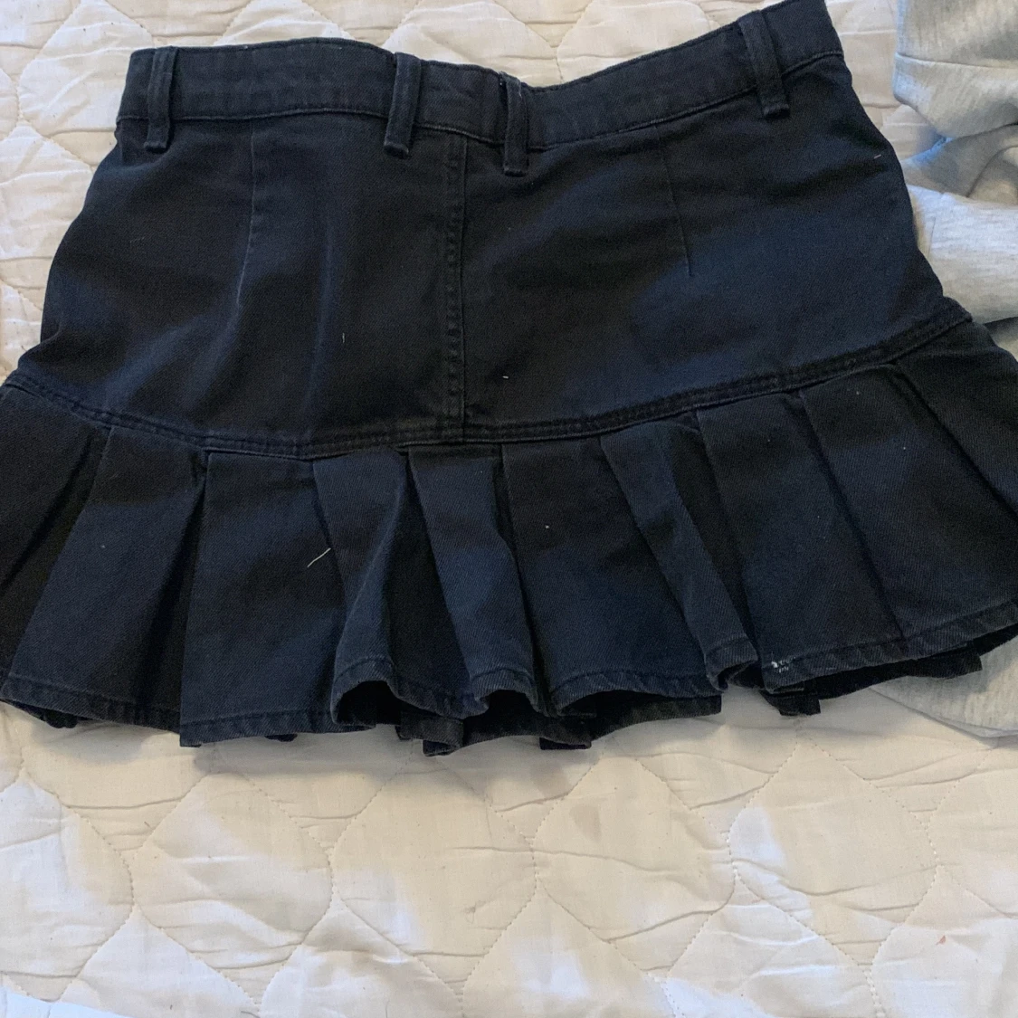 Svart low waisted jeanskjol med volanger - 1