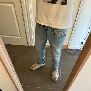  dondup jeans - Säljer ett par ljusblå jeans från dondup med slitningar. De är i storlek 31 men passar w30 bättre. De är ganska sletna därför är priset så lågt. Hör bara av er vid frågor eller behov av fler bilder!🙏(priset är ej hugget i sten!!!!!)