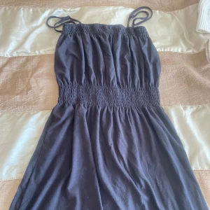 Svart klänning - Tunn svart klänning