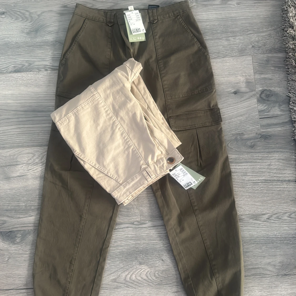Beige och gröna cargopants