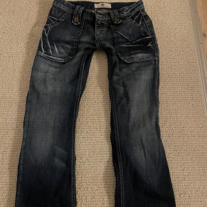 Mörkblå bootcut jeans - Jeans från fornarina, som är bootcut mer åt det straight hållet. De har ett litet hjärta under höger ficka. 