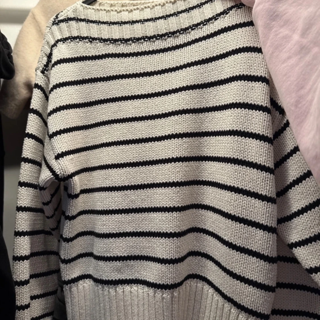 Randig stickad tröja från Gina Tricot