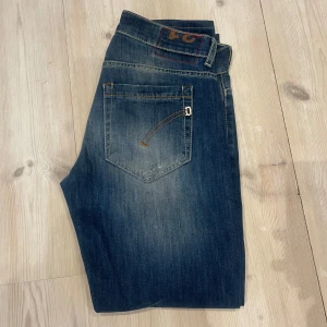 Dondup George Jeans - Snygga jeans från dondup. Bra skick! Modell: George. Storlek: W31 (midjemått: 39cm). Passar någon runt 175-180cm. Hör av er vid frågor!
