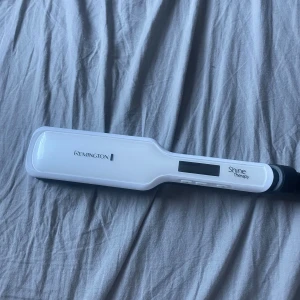 Plattången  - Säljer en Remington S8550 då jag inte använder den. Köpte för några månader sen och bara använt den fåtal gånger. Funkar jätte bra och inga fel på den alls. Den har lång kabel o man kan ändra värmen på den. Köpte för 550
