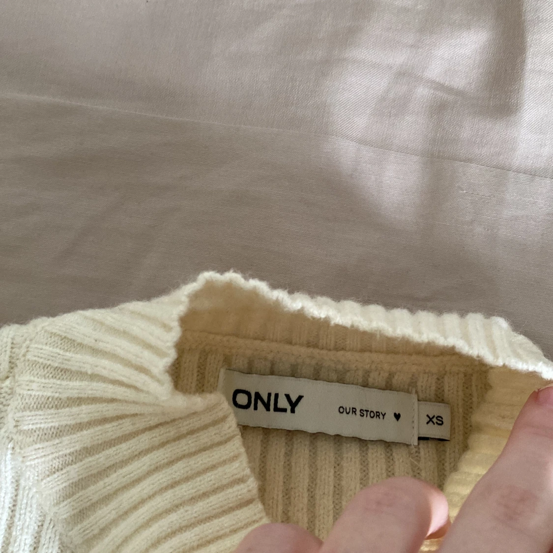 Ribbad krämvit stickad tröja från ONLY - 3