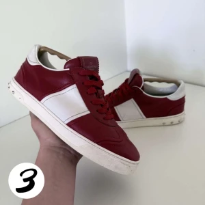 Valentino Flycrew  - Tjena, säljer dessa tvär feta Valentino Flycrews🔥Skorna är i ett riktigt bra skick och endast 4 nitar saknas🙌 Det är storlek 39 men de är stora i storleken så passar 40-41. Nypris: 7000kr❌ Vårt pris: 2499kr✅ Tveka inte att höra av dig vid minsta fråga eller intresse!🤗 /3Wardrobe📌