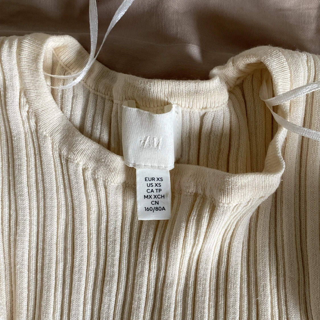 Vit ribbad långärmad tröja från H&M - 1