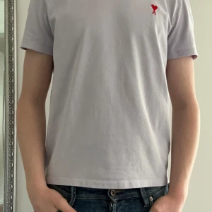 T-shirt ami Paris - T-shirt från ami Paris | Storlek: S -Skicket på tröjan är väldigt bra utan defekter - Mitt pris:349kr - Nypris:  1,600kr - Modellen är 182cm och väger 74kg