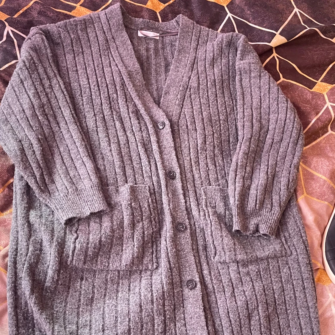 Grå ribbad kofta med fickor