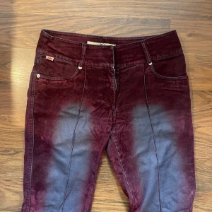 Vinröda manchesterbyxor från Diesel - Säljer ett par vinröda manchesterbyxor från Diesel med femficksmodell och dragkedja. Byxorna har en unik tvätt med ljusare partier framtill och baktill, lågmidjade och bootcut
