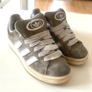 Adidas Originals Grå Campus - Slitna på insidan. Se bild 3..    Adidas Originals GRÅ CAMPUS 00S J - UNISEX