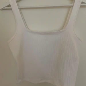 Vit ribbad linne från Hollister - Säljer en vitt ribbad linne från Hollister. Nyskick 
