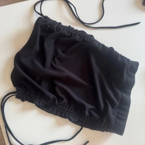 Kjol - Svart kjol med snören på sidan! Knappt använd 