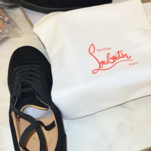 Svarta sneakers från Christian Louboutin - Säljer ett par svarta sneakers från Christian Louboutin. Har endast använt de 2 gånger. 