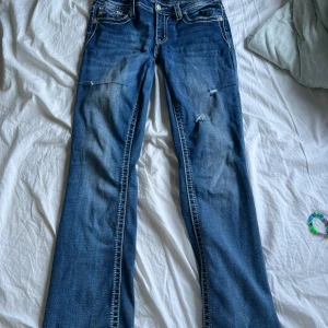 Miss me jeans bootcut low waist  - Säljer mina älskade miss me jeans för de tyvärr är för stora 😭 har sytt om de till low wait från mid waist men de är i super bra skick . Väldigt low waist o är o storlek w29 vilket motsvarar M ungefär . Fina fickor där bak.