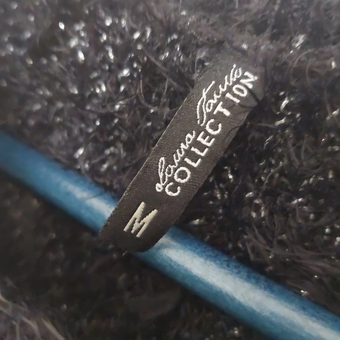 Svart fluffig tröja med stjärnmönster från Laura Torelli Collection - 1