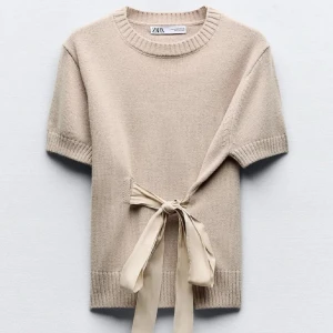 Zara tröja - En jätte fin populär zara topp som inte säljs längre🙌🏼🙌🏼 jätte fint skick inga noppror❤️❤️