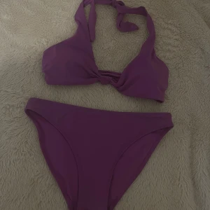 Lila bikini perfekt till sommaren👙💜 - Säljer en helt oanvänd bikini!💕Pris kan diskuteras annars ligger den på 100kr. Plagget har inga tecken på skador,hål eller liknande och den är köpt för ca 300kr💜