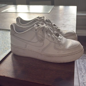 Nike air forces  - Säljer mina nike air forces i 37,5, de är använda men fortfarande i gott skick nypris 1100❤️ 