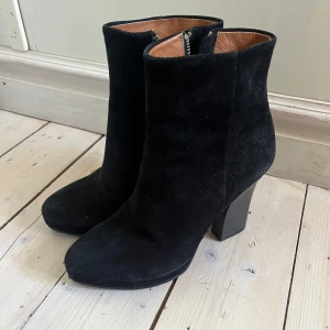 Svarta mocka boots med klack från & other stories - Svarta klackskor från other stories i mocka. Endast använda en gång 
