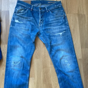 Dondup jeans med slitningar - Säljer ett par dondups med snygga slitningar. Utmärkt skick. hör av er vid funderingar! 🌟