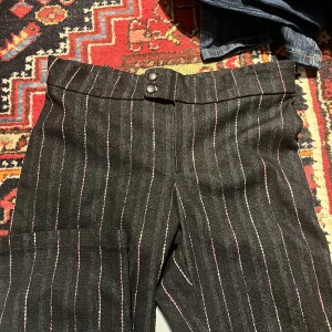 Vintage kostymbyxor  - Supersnygga vintage kostymbyxor köpta secondhand!💗 Midjemått rakt över: 40cm Innerbensmått: 77cm