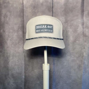 ”Break 80 keps” - Vår "Break 80 Break Rules"-keps är den perfekta kombinationen av stil och humor. Med en snygg design och tillverkningsmaterial som är både bekvämt och andningsbart, är den perfekt för varma golfdagar med vänner🏌️‍♂️