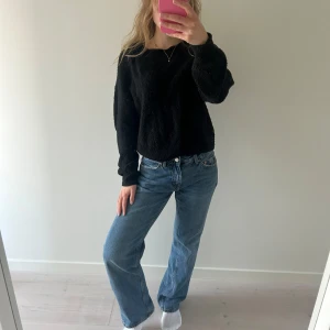 Svart stickad tröja - Svart stickad tröja med lite mönster i, den är i bra men använt skick🥰i storlek S