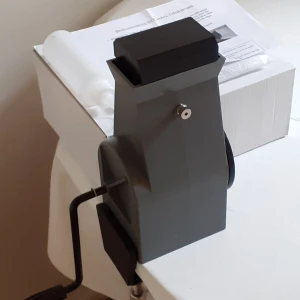 Cobra Tobakskvarn och tillbehör - Säljer en Coobra tobakskvarn. Bruksanvisning medföljer. Tobakskvarn köptes för ett par års sedan men det har legat i sin kartånglåda hela tiden! Maskinen är helt ny. Tillbehör medföljer samt 2 paket (300 X 2) cigarettpapper tillkommer. Passar för att göra egna cigaretter.