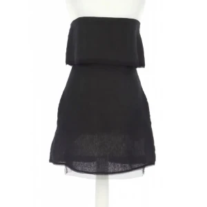 Svart axelbandslös kortklänning - Säljer en svart axelbandslös kortklänning i äkta siden💗 använd vid ett tillfälle