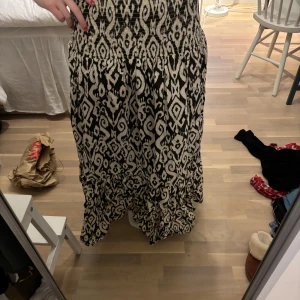 lång kjol - Lång kjol från zara köpt för två år sedan. Använd 2 ggr