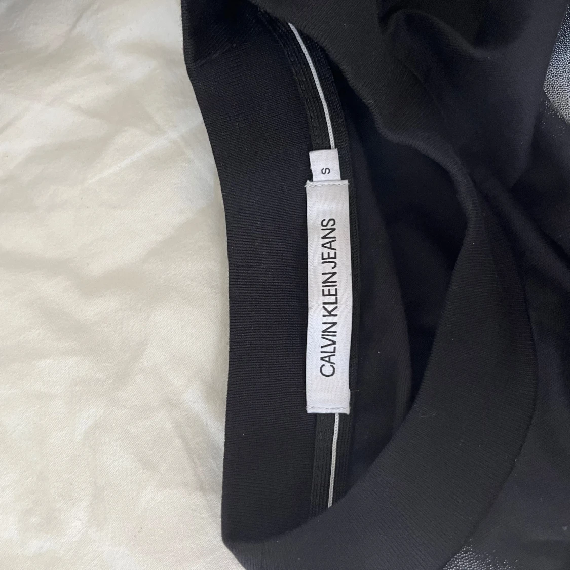 Svart croppad t-shirt från Calvin Klein Jeans - 1