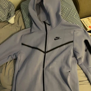 Nike Tech Fleece - Säljer en Nike tech fleece, sparsamt använd. Är thistel colorway vilket är en unik färg på den. 