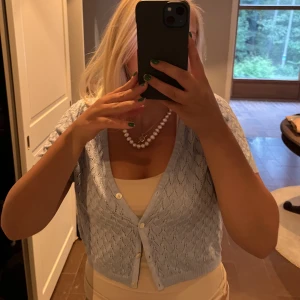 Ljusblå kofta  - Går att ha med linne eller helt utan, fin färg. 