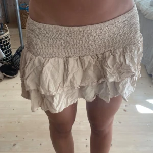 Kjol - Super fun kjol till sommaren. Lågmidjad och passar perfekt till sommaren.🩷 priset går att diskutera💞