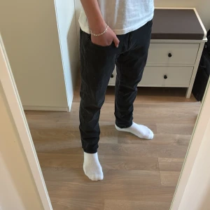 Replay anbass hyperflex - Skit feta jeans som är i okej skick. Inga defekter. Han på bilden är 168, Priset kan alltid diskuteras 🤝