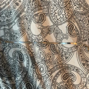 Tunt silverfärgat armband - Säljer ett stilrent och tunt armband i silverfärg med slät, platt design. Perfekt för dig som gillar minimalistiska smycken och vill ha något diskret men ändå snyggt på handleden.