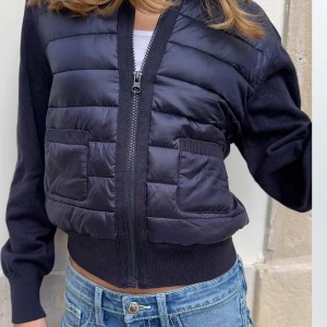 Marinblå cardigan jacka - Trendig marinblå cardigan från Gina tricot har använt 2-3 gånger kommer inte användas längre. Jag kan gärna skicka fler bilder på den 