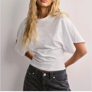 Vit T-shirt Nelly - Säljer en vit oversized t-shirt med rund hals och korta ärmar. Perfekt basic-plagg att styla till olika outfits. Från Nelly i storlek Xs nytt skick!