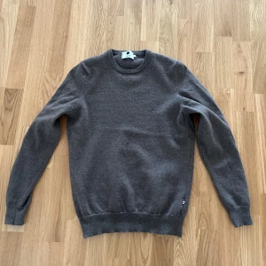 Stickad tröja från NN07 - Säljer en klassisk brun/beige stickad tröja från NN07. Tröjan har rund halsringning och långa. Enkel och stilren design som passar till mycket. Materialet känns mjukt och bekvämt. 