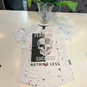 Vit Philip Plein  t-shirt  - Aldrig använt, storlek S men är inte 100% om den verkligen anpassar sig till S men borde funka om du har S