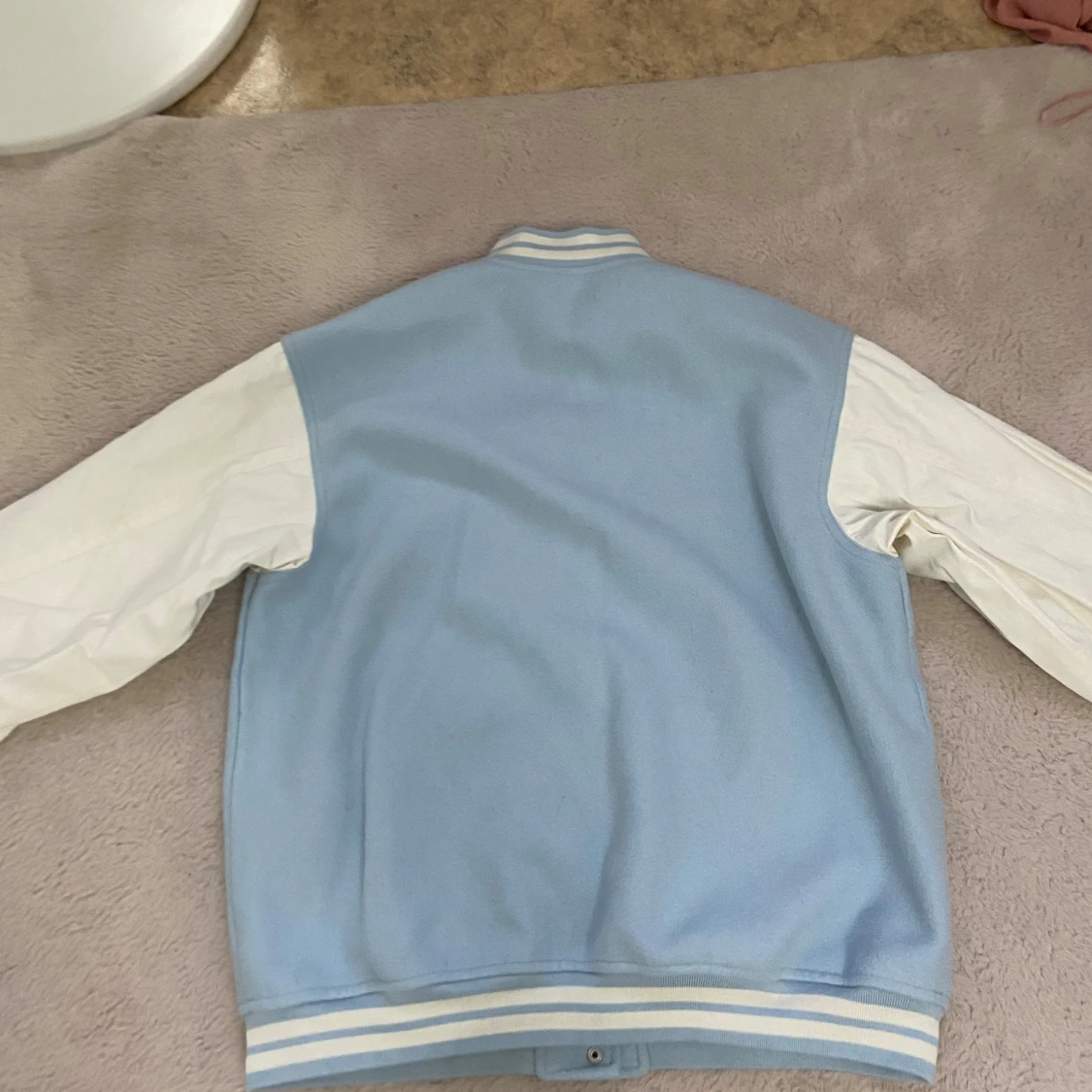 Ljusblå och vit bomberjacka från H&M - 1