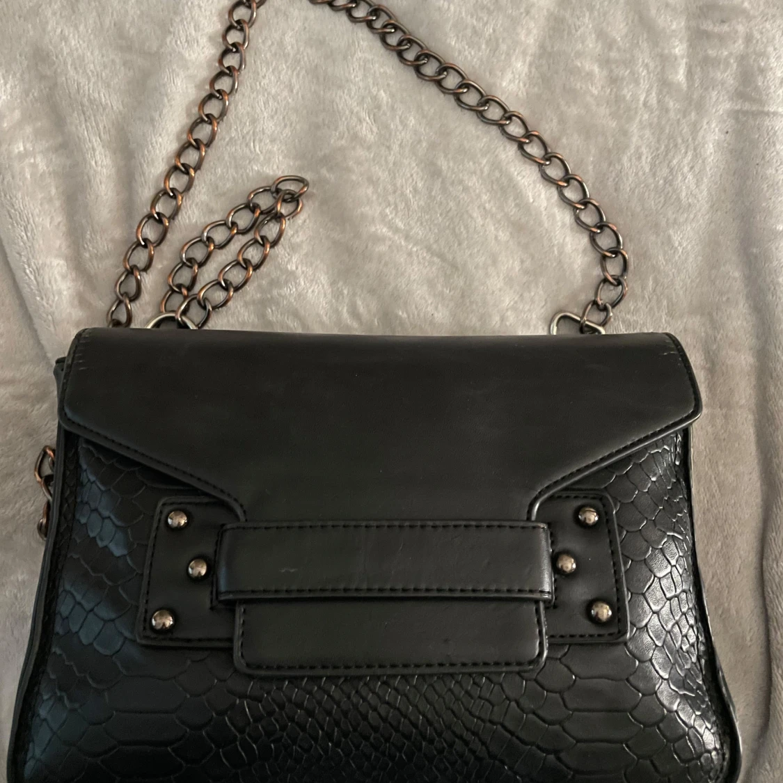 Svart axelväska med kedja från Tiamo
